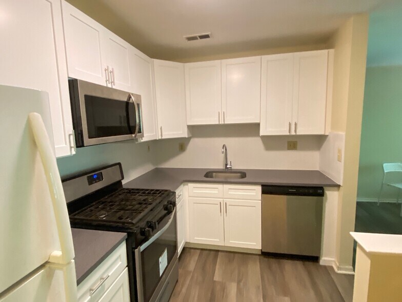 New kitchen - 304 Diamond Dr
