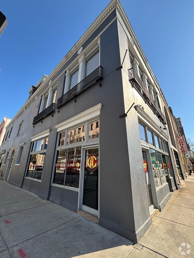 Building Photo - 300 E. Grace St. Unit #203