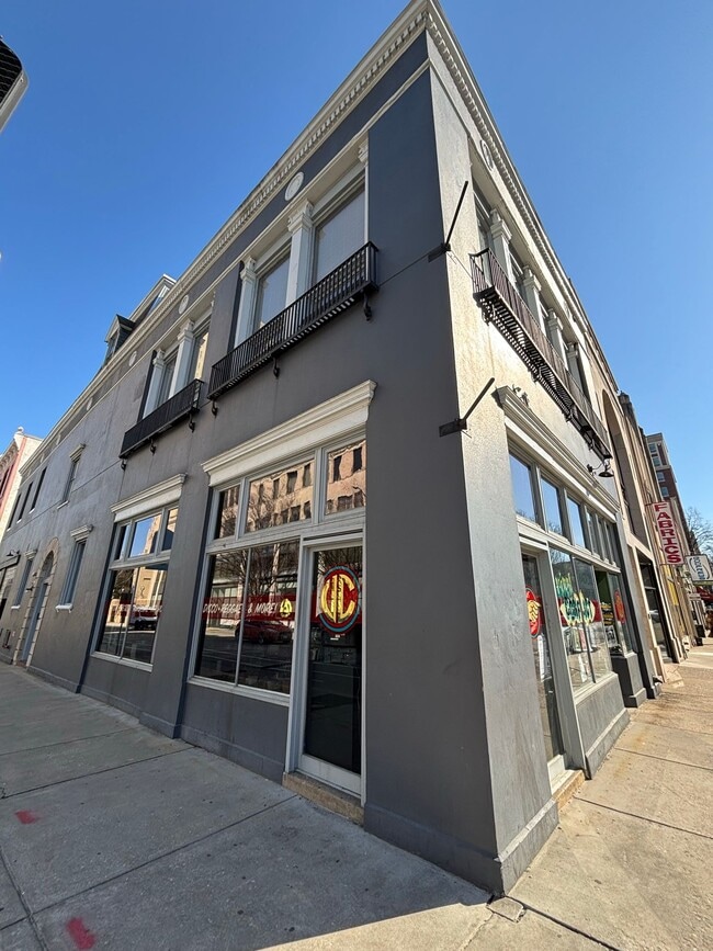 Building Photo - 300 E. Grace St. Unit #203