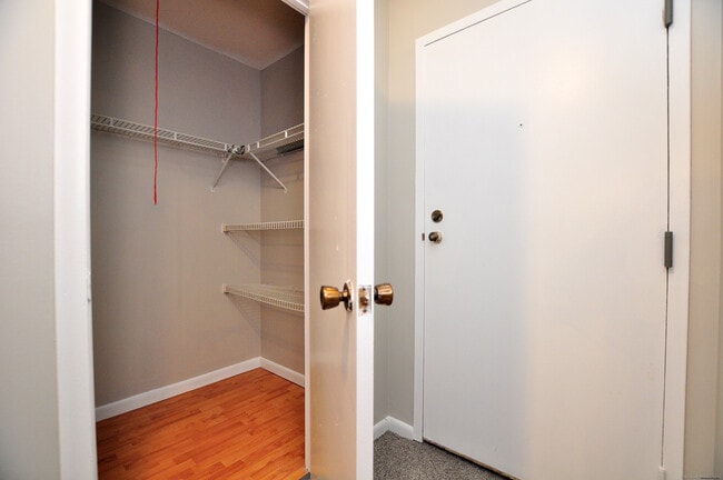 Building Photo - 710 Twin Circle Dr