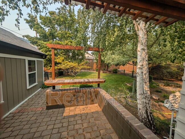 Building Photo - 501 NE Broadway St