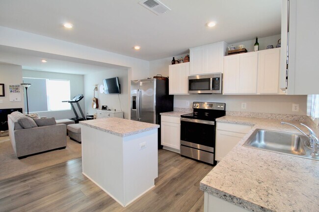 Building Photo - Townhome with a large fenced in yard for rent!