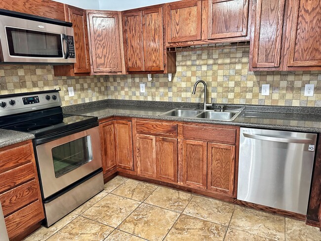 Building Photo - 115 Fieldcrest Dr