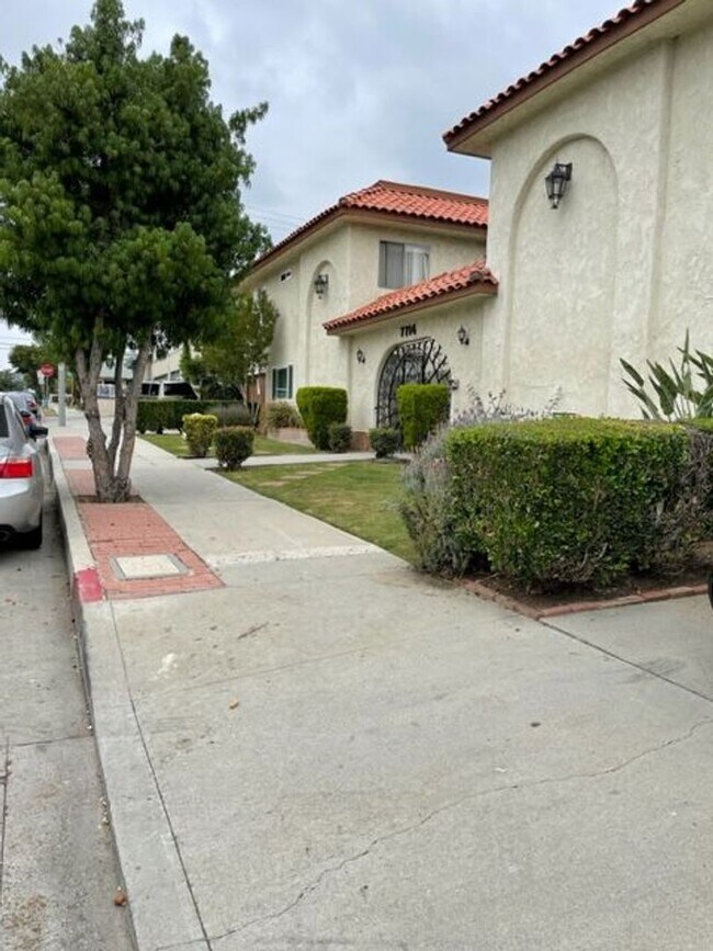 Building Photo - Beautiful 2 Bedroom Apartment in Whittier with Move in Special