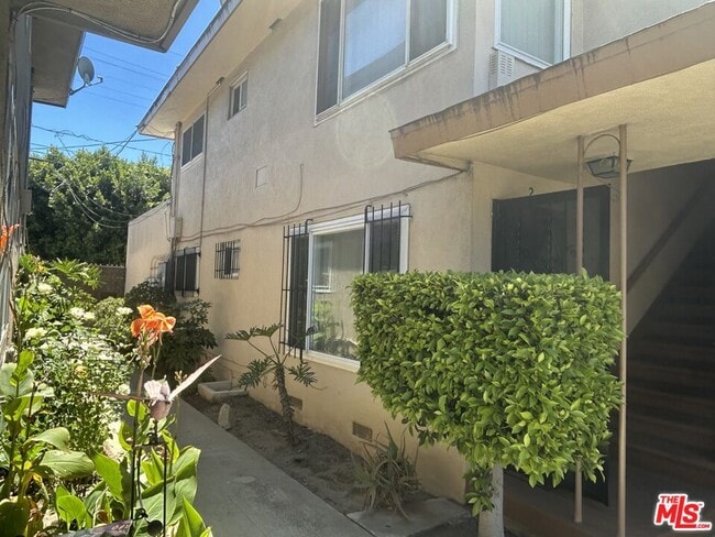 Building Photo - 10432 Crenshaw Blvd