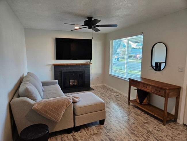 Building Photo - 3Bd/1Ba Single Story Home - For viewing!