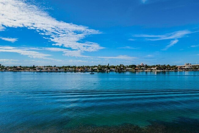 Building Photo - 6083 Bahia Del Mar Cir N