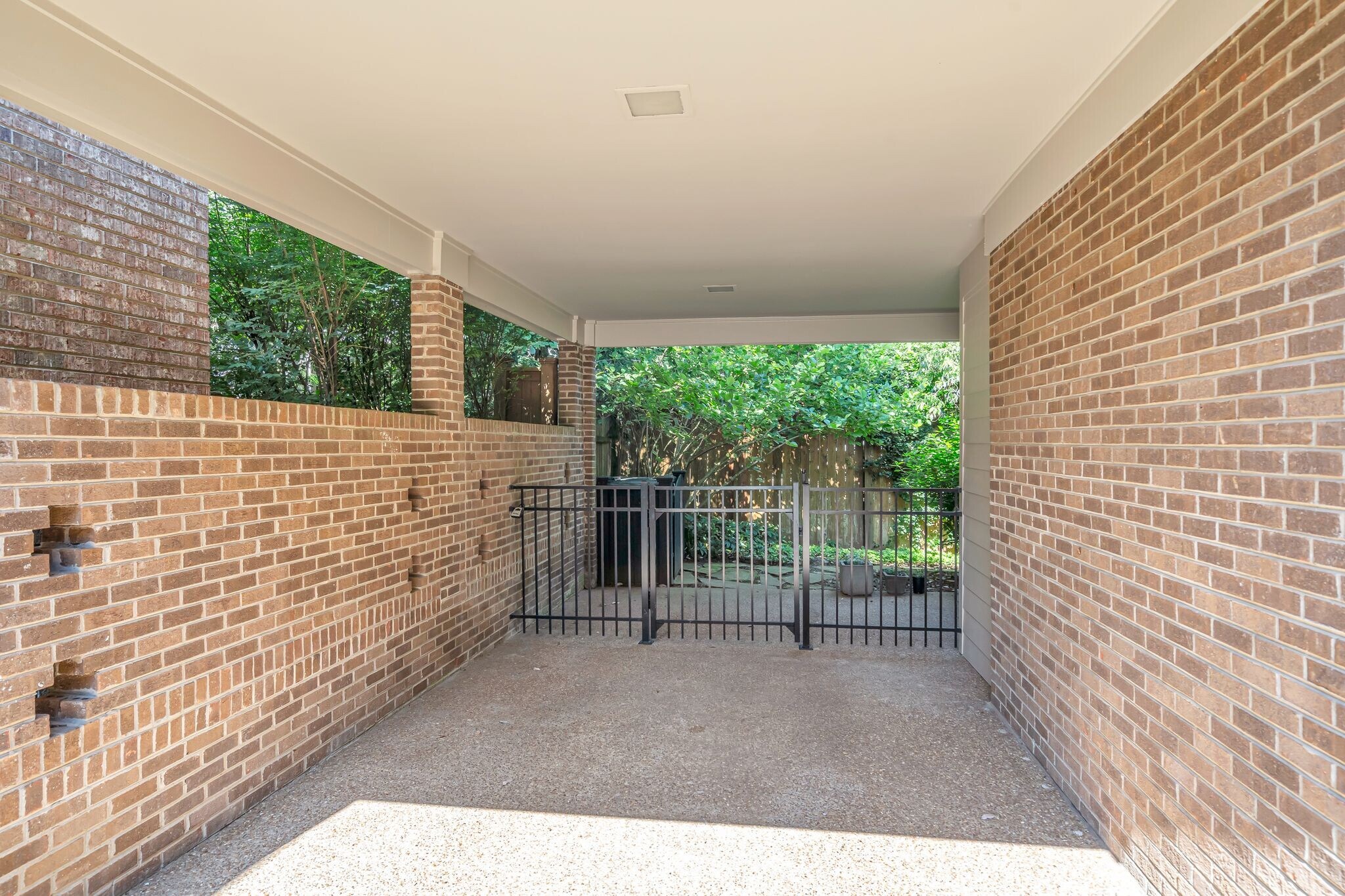 Building Photo - 204 Longwood Ct