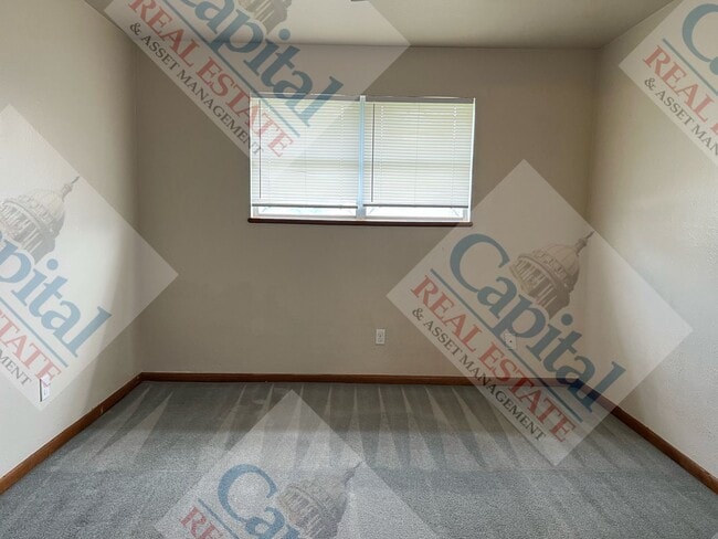 Building Photo - Charming 3 Bedroom