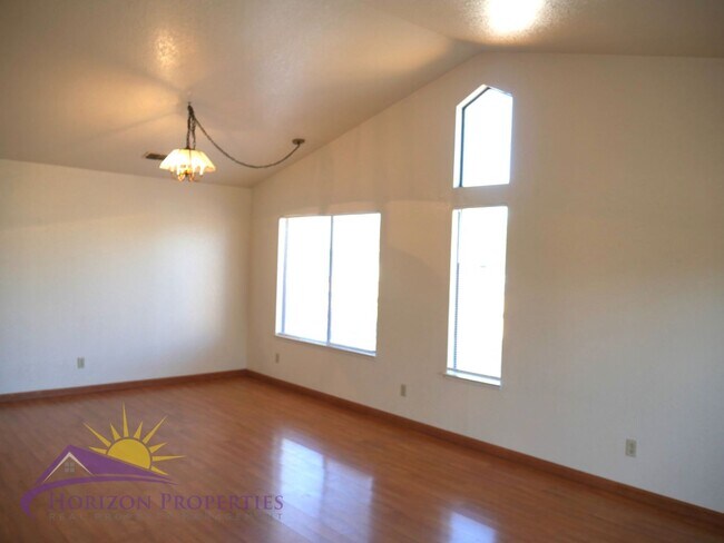 Building Photo - Bright 3 Bed 2 Bath 1,477 Sq. Ft. Sacramen...