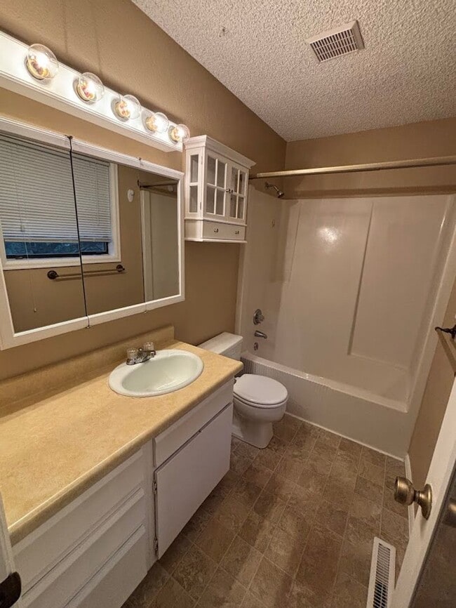 Building Photo - Westside 3 Bedroom Home in D20