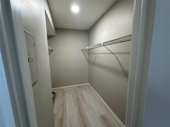 Building Photo - 3100 Walnut Bend Ln