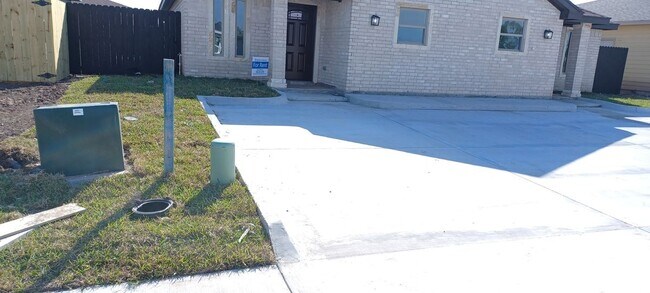 Building Photo - 634 Marrs Ave