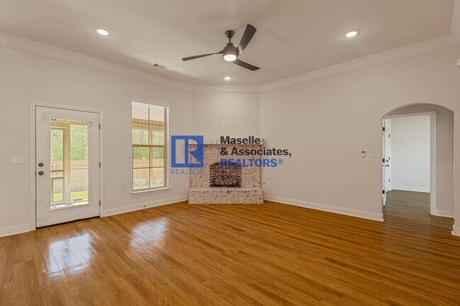 Building Photo - 1019 Silver Cir