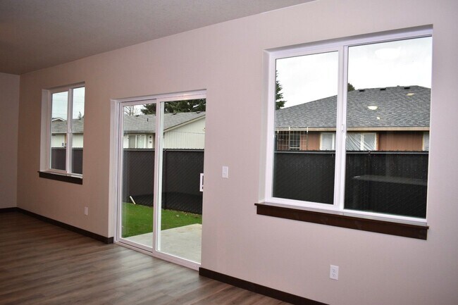 Building Photo - 2 Bedroom 2 Bathroom Duplex in a New Great...