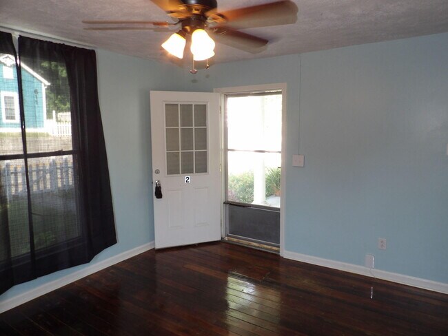Building Photo - 604 Taylor Ave