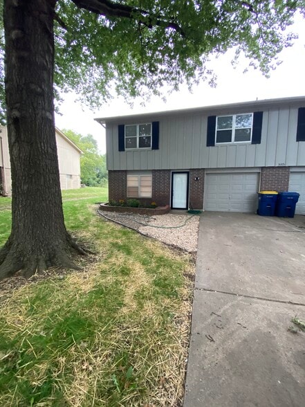 Building Photo - 1615 NE White Dr