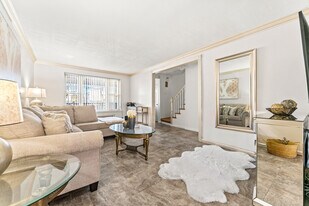 Building Photo - 1318 E 58th St