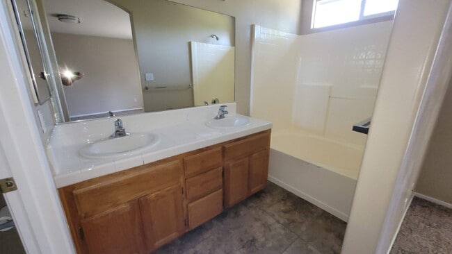 Building Photo - 4 bedroom 2-baths