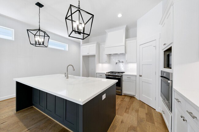 Building Photo - 1127 E 23rd St