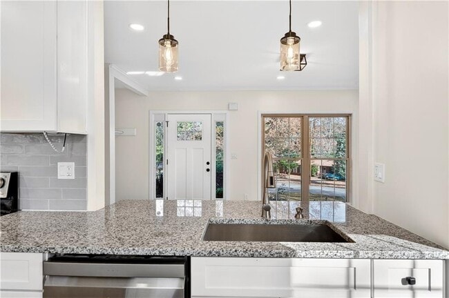 Building Photo - 2918 Highland Dr SE