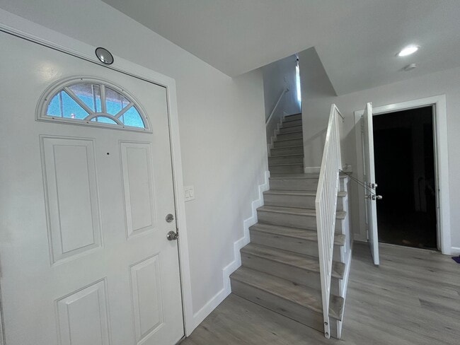 Building Photo - Newly Renovated 3 Bed / 2.5 Bath Apartment for Rent – Prime Huntington Beach Location!