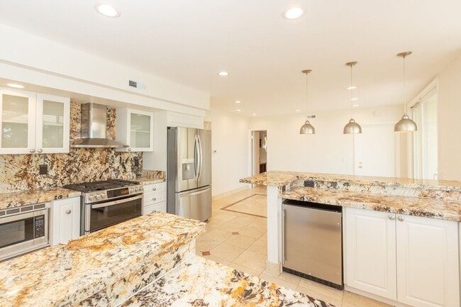 Building Photo - 4 Bedroom / 3 Bathroom Home With Panoramic...