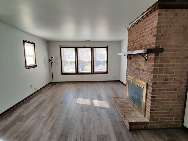 Building Photo - 3 bedroom townhouse