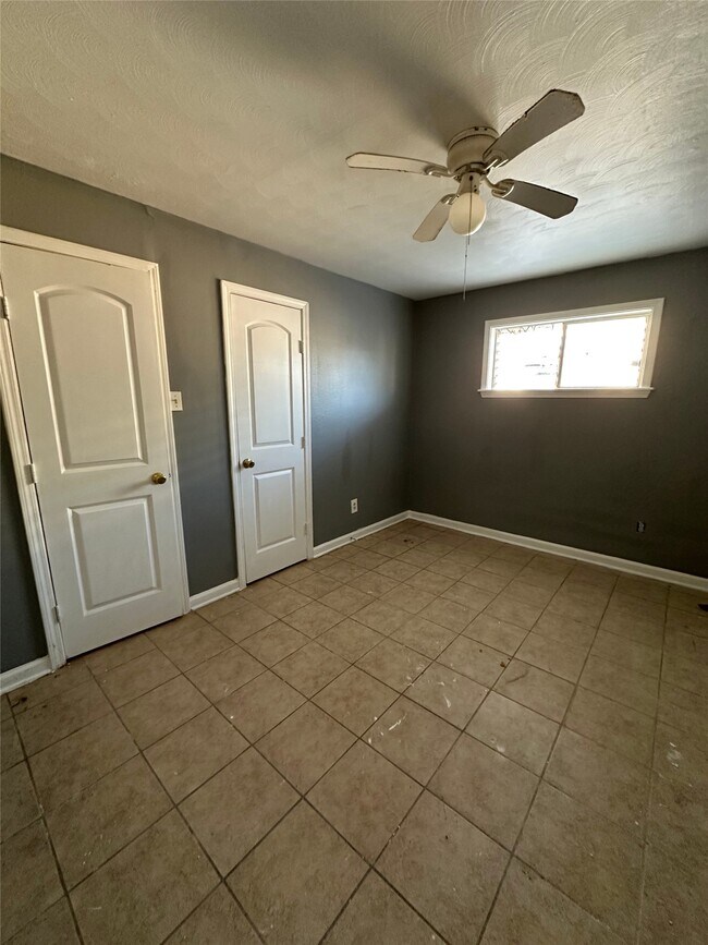 Building Photo - 516 Holiday Dr