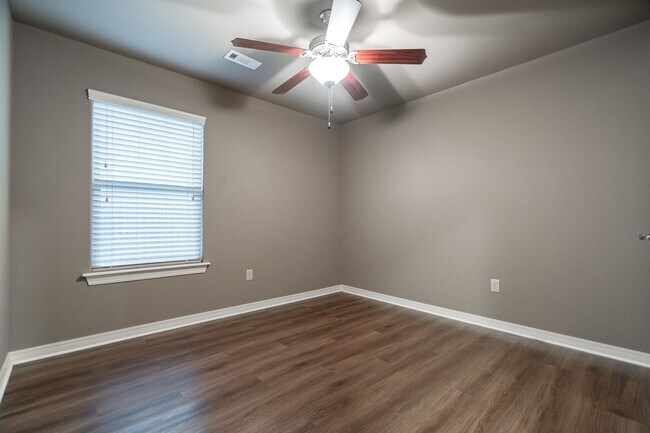 Building Photo - Beautiful 3-bedroom 2 bath Home in Fayetteville!! New Vinyl Plank Floors!