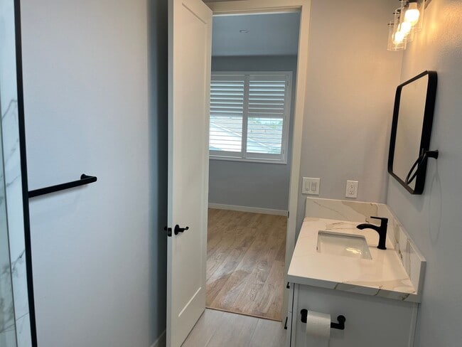 Building Photo - 3 Bedroom/ 3 Bathroom Home in Huntington B...