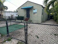 Building Photo - 920 NW 22nd Ct