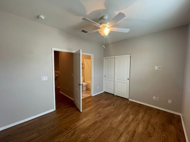 Building Photo - Stunning 2 bed 2.5 bath Solar Powered Town...
