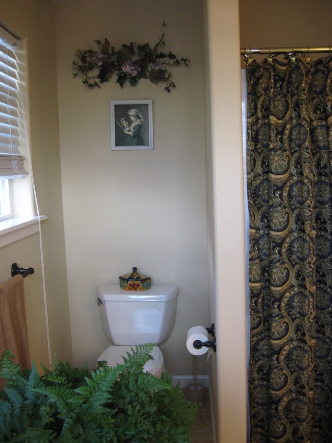 Building Photo - 657 Spring Valley Dr