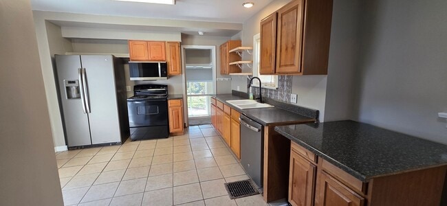 Building Photo - Adorable 3 Bedroom Bungalow Across from Mercy Hospital $1395!!!