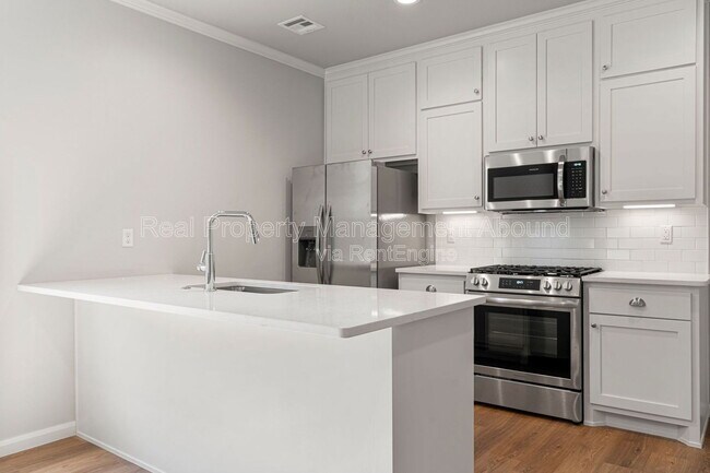 Building Photo - 101 E 11th St