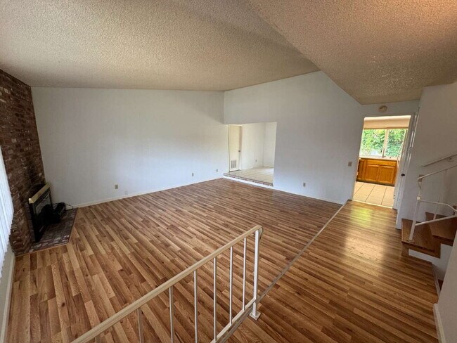 Building Photo - Large 4 Bedroom / 3 Bathroom, Split-level ...