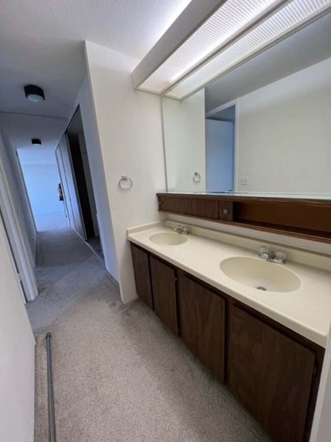 Building Photo - The Pearl- 2 bedrooom one bath unit with 2 assigned parking stalls!