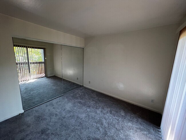 Building Photo - Fabulous 2-bedroom Concord Condominium With Community Pool!