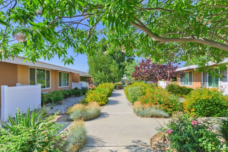 Primary Photo - Village Green Apartments