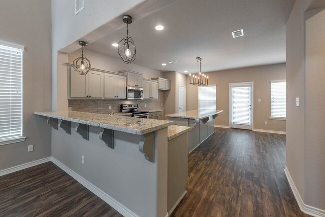 Building Photo - 5 Bed/5.5 bath luxury home in The Revelry!