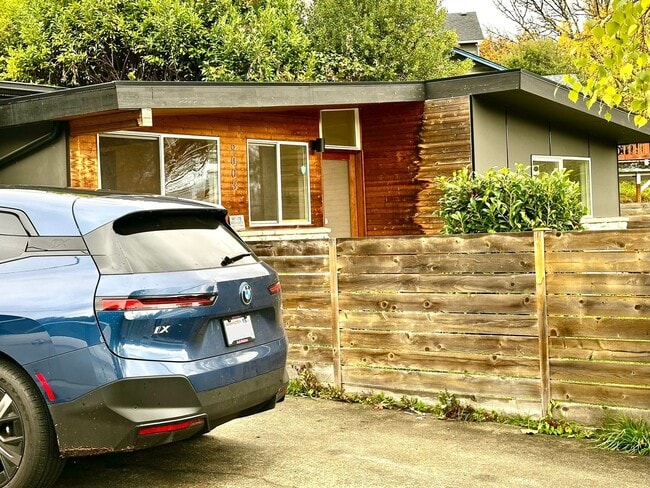 Building Photo - Stylish 4-Bed, 3-Bath Home in South Seattle