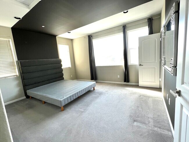 Building Photo - 215 Burbank St