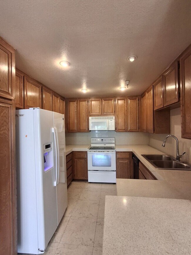 Building Photo - 5765 Friars Rd