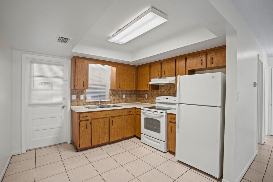 Building Photo - 5901 Crestmont St