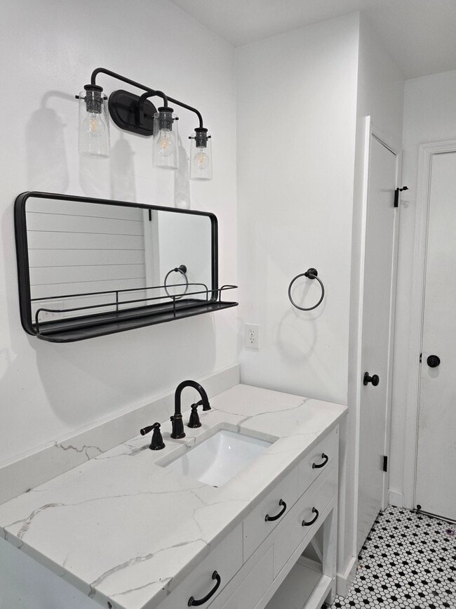 Building Photo - 18942 SE Hillcrest Dr