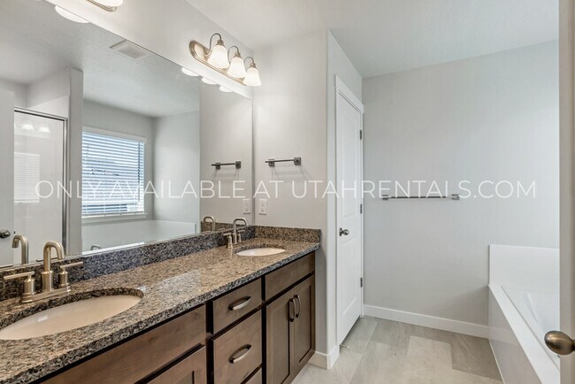 Building Photo - 4081 W Harmony Dr