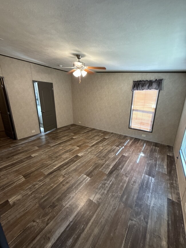 Building Photo - 894 FM 1395