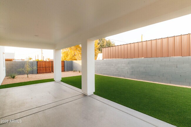 Building Photo - 1619 S 15th Ave