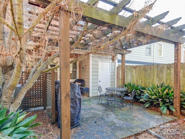 Building Photo - 527 Hawthorne Ln